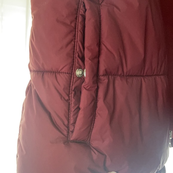 Burgundy puffer vest from Old Navy! Worn 1-2 times, from 2020 season - Picture 3 of 3